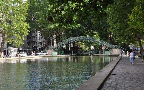 A charming walk and picnic by the Canal Saint Martin