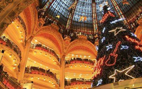 Shopping and Christmas windows in Paris